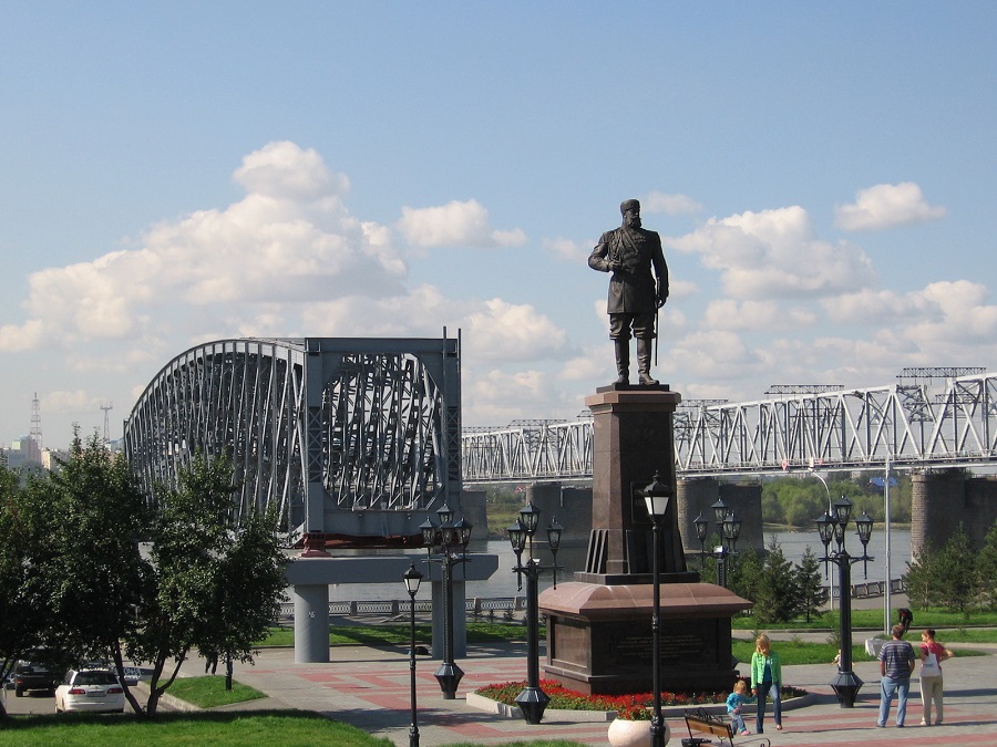Пролёт первого моста через Обь и памятник Александру III на набережной в парке «Городское начало». Фото: Den004 / Wikimedia