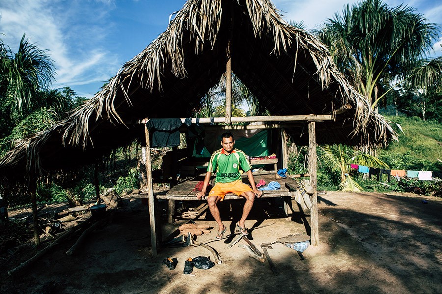  Мужчина из племени ашанинка сидит у своей хижины. Фото: Александр Фёдоров 