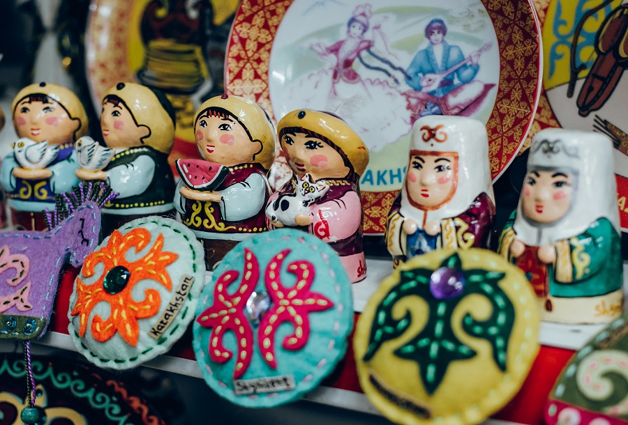 Куклы в традиционных казахских костюмах