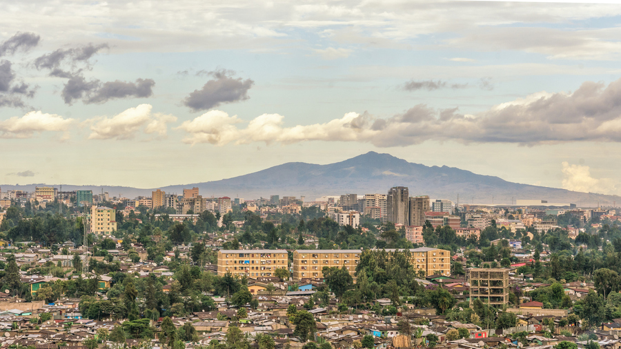  Аддис-Абеба в Эфиопии располагается на высоте 2440 метров над уровнем моря. Это одна из самых высокогорных столиц в мире и самая высокогорная среди государств Африки. Фото: istockphoto/derejeb