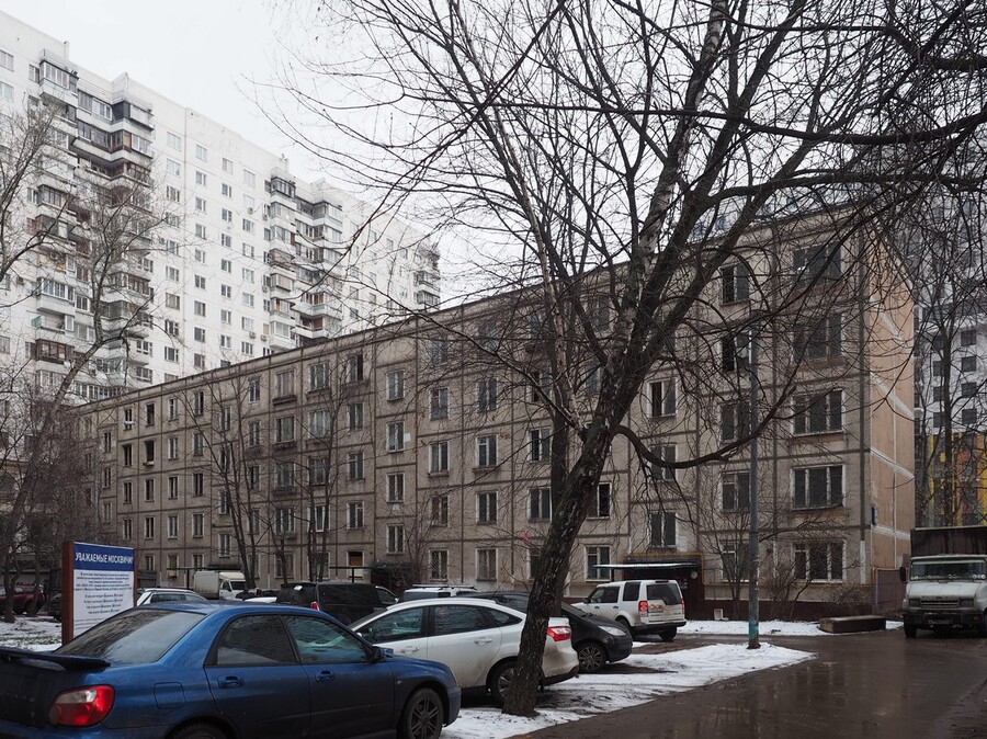  Так выглядела одна из первых московских пятиэтажек серии K-7 в Москве. Она находилась по адресу проспект Маршала Жукова, 39, корпус 3. Снесена в процессе реновации. Фото Артёма Светлова