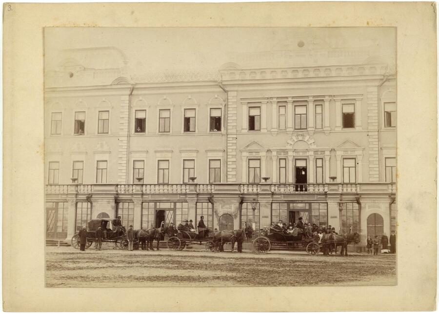 Гостиница «Московское подворье» на улице Иванова (теперь Пролетарской) в Иркутске, 1880-е годы. Владельцем здания в то время был Владимир Сукачёв, иркутский городской голова с 6 марта 1886 по 1898 год. Почётный гражданин города, меценат, попечитель, основатель картинной галереи. Сегодня в здании располагается Иркутский областной суд. Фото: Library of congress