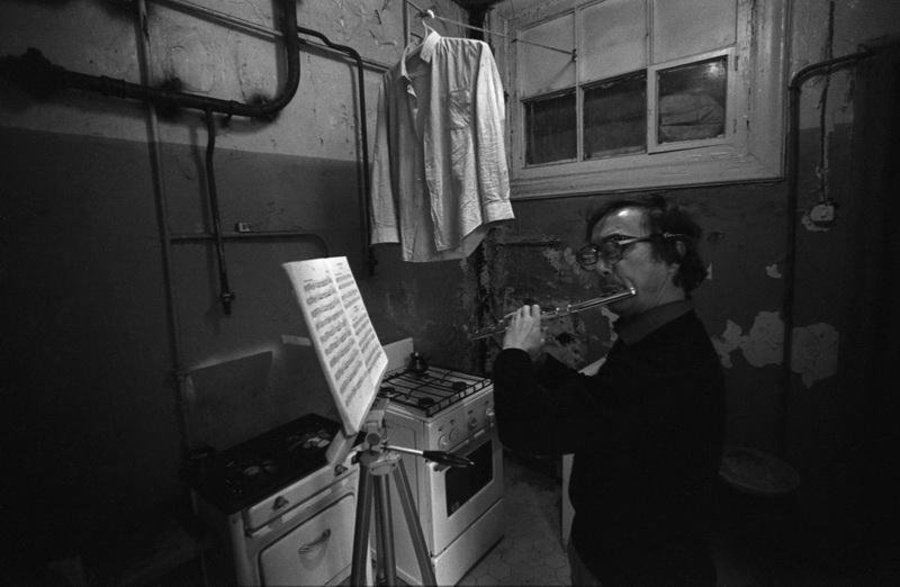  Типичная кухня в коммунальной квартире, 1985 год. Фото: МАММ/russiainphoto.ru Фотограф Олег Макаров играет на флейте на коммунальной кухне, 1984 год. Фото: МАММ/russiainphoto.ru