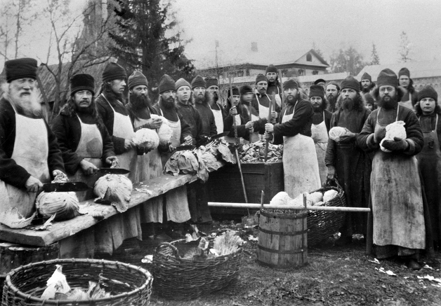 Монахи Зосимовой пустыни рубят капусту для квашения, 1900-е годы. Фото: архив М. В. Золотарёва