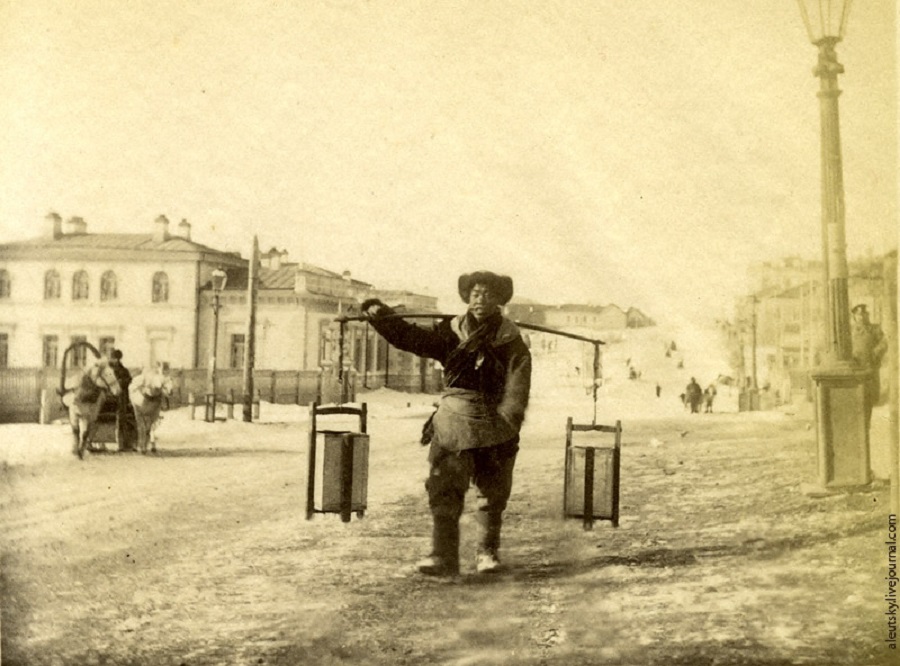  Китаец-водонос во Владивостоке. Фото: общественное достояние 