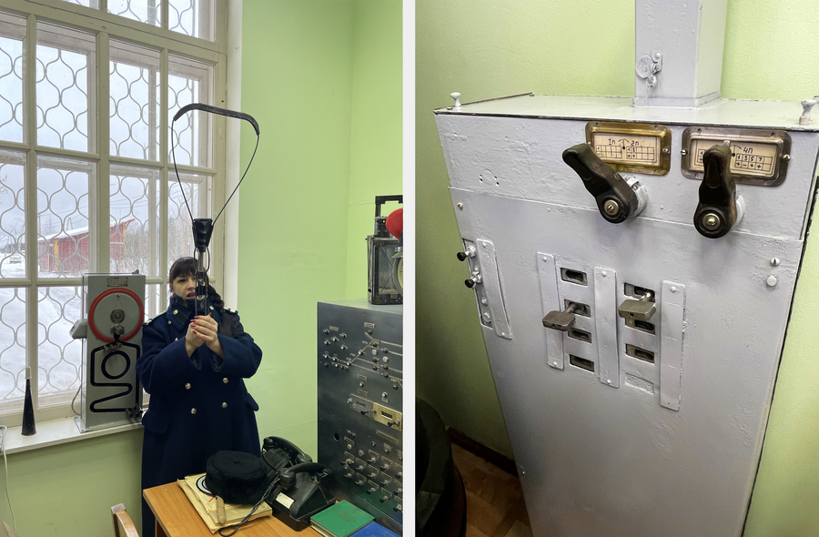 Экскурсовод в Куженкино Элла Шкетова объясняет принцип работы жезлоподавателя. Справа — шкаф с ключами от стрелочного механизма. Фото: Tutu.ru