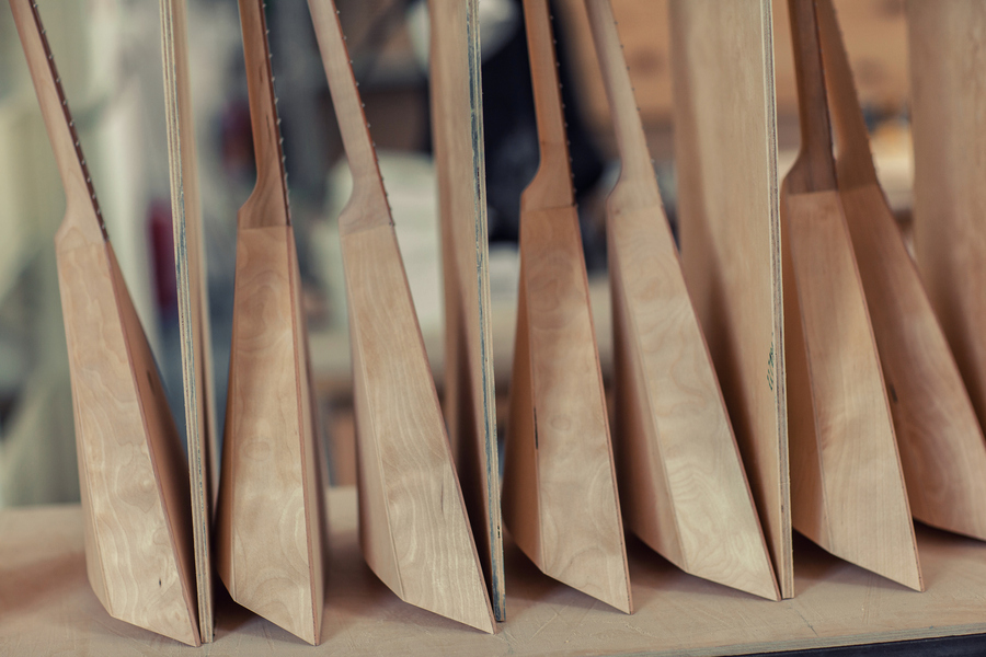  Производство балалаек — заготовки для будущих музыкальных инструментов. Фото: istockphoto/Liyasov