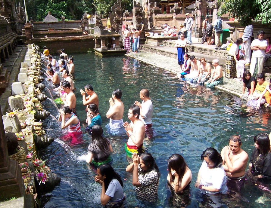 Ритуал омовения в водном храме Тирта Эмпул. Фото: wikimedia/В.А. Погадаев