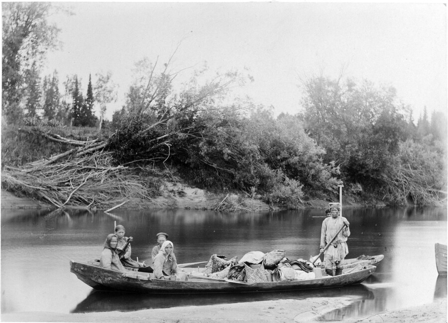  Зыряне возвращаются со сбора морошки, 1890 год. Фото: wikimedia/Yuly Mikhailovich Shokalsky