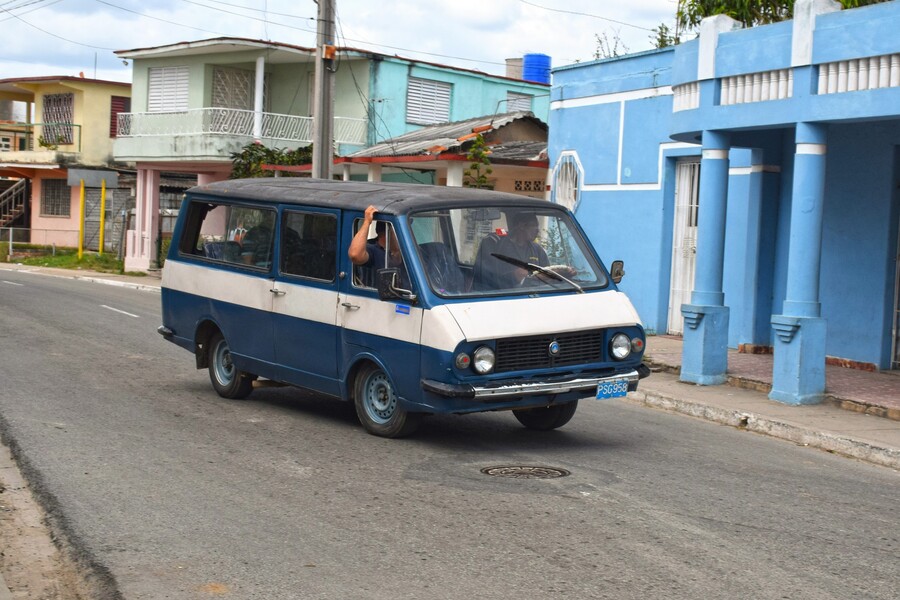  Это фотография с Кубы, где эти микроавтобусы до сих пор ездят по улицам 