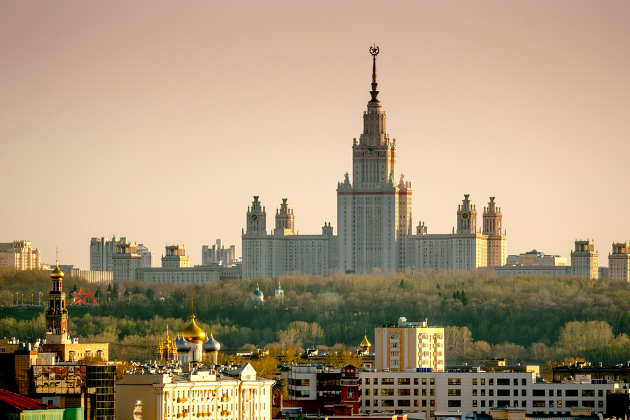 Главное здание Московского государственного университета на Воробьёвых горах. Фото: istockphoto/Mordolff