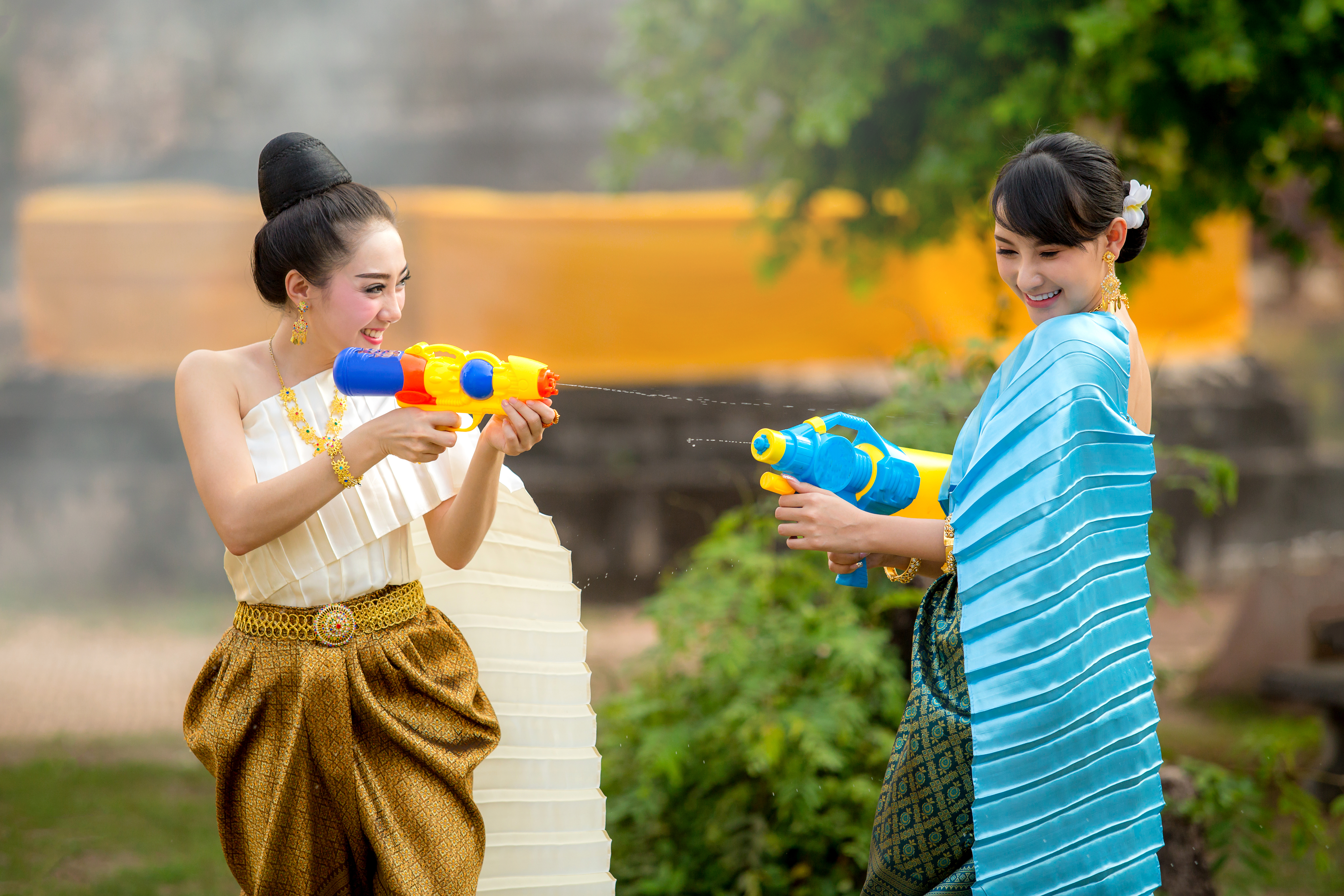 Тайские девушки обливают друг друга на Сонгкран