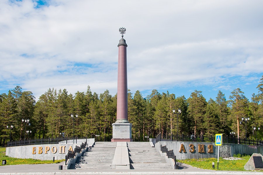  Знак на границе Европы и Азии в окрестностях Первоуральска 