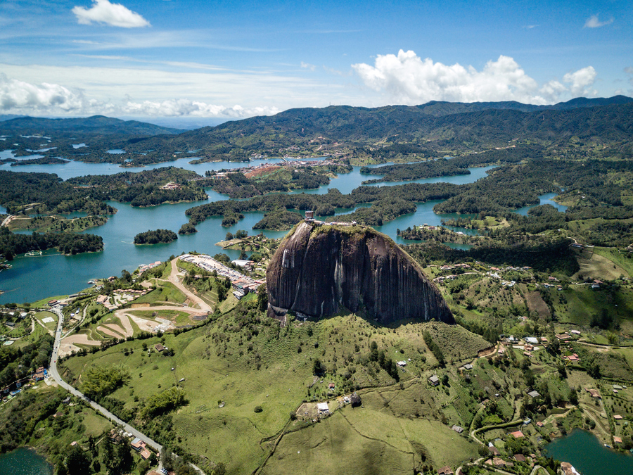  Эль-Пеньон-де-Гуатапе, также известная как Пьедра-де-Гуатапе и Пьедра-дель-Пеньол, — скала между городами Гуатапе и Эль-Пеньол на севере Колумбии. Фото: istockphoto/andresr 