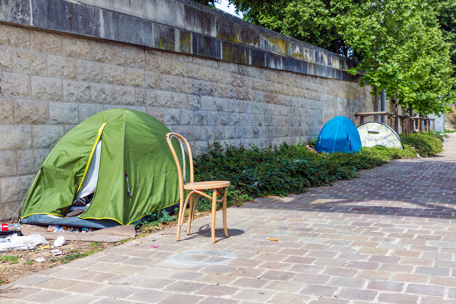  В палатке под мостом — образ жизни нескольких тысяч человек в столице Франции. Фото istockphoto/kruwt