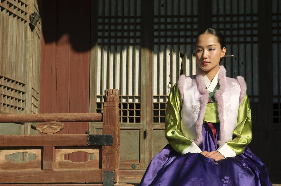  Встретить кореянку в традиционном наряде ханбок — большая удача. Чаще их примеряют туристы — взять костюм в аренду можно возле многих популярных достопримечательностей. Фото: istockphoto/btrenkel