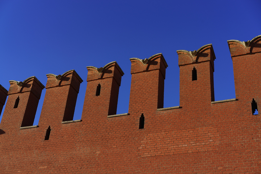 Зубчатые «ласточкины хвосты» на стенах и башнях Кремля. Фото: istockphoto/Yury Karamanenko