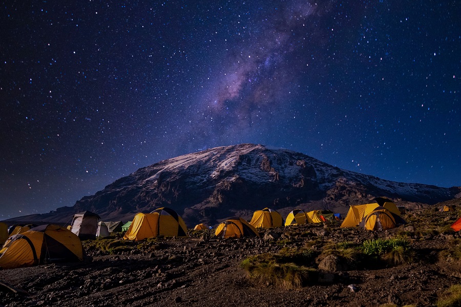 Вид на Млечный путь и гору Килиманджаро