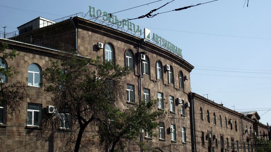 Филиал Artsakhbank в Ереване. Фото: flickr/Anthony Surace
