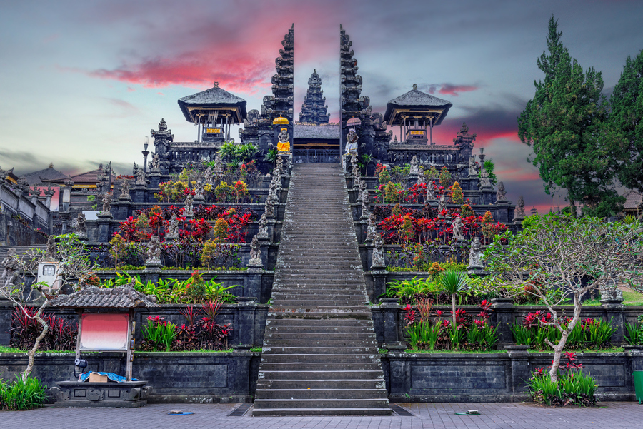  Бесаких, или Пура Бесаких, — самый большой и важный храмовый комплекс на Бали. Построен на склоне вулкана Агунг. Площадь — больше 150 000 квадратных метров. Фото: istockphoto/chanchai duangdoosan 