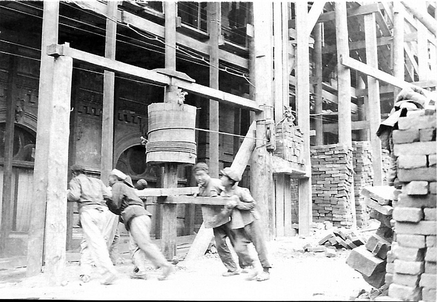  Китайцы на строительстве дома во Владивостоке, 1911 год. Фото: общественное достояние 