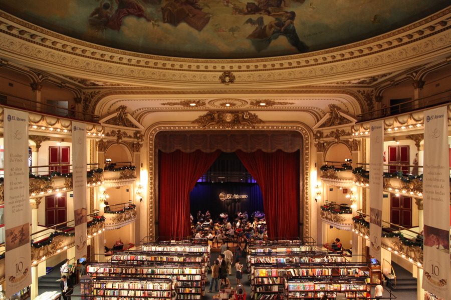  Книжный магазин El Ateneo Grand Splendid в Буэнос-Айресе расположился в здании, где раньше был театр. Фото: wikimedia/Liam Quinn
