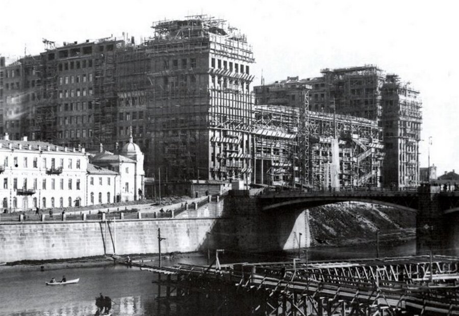 Строительство Дома на набережной, 1930 год. Фото: wikimedia 