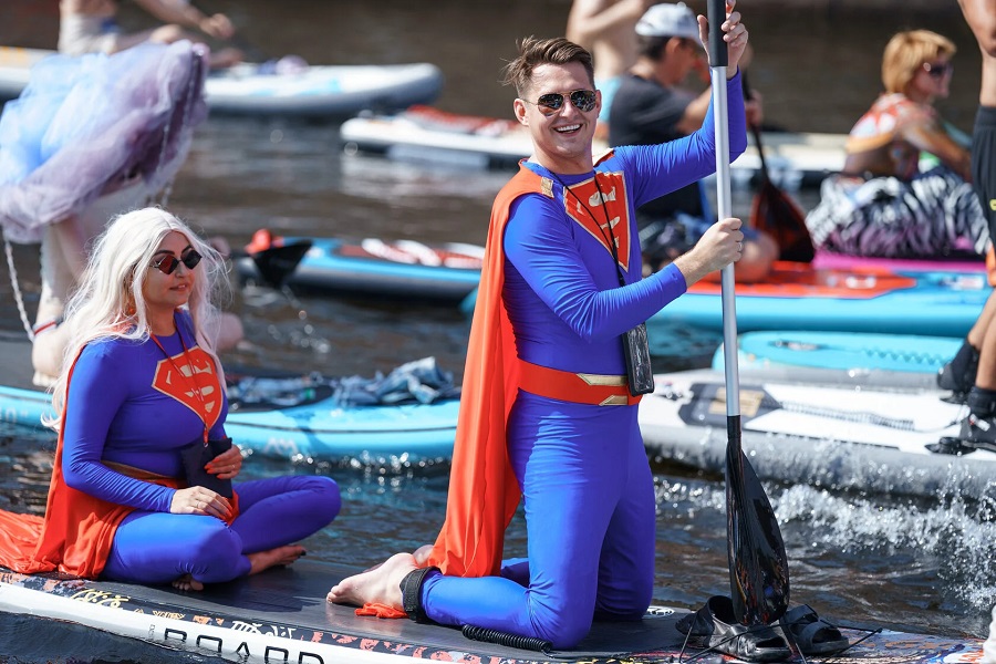 Во время фестиваля-карнавала Фонтанка SUP в Петербурге даже супергерои становятся водоплавающими. Фото: предоставлено организаторами фестиваля Фонтанка SUP 