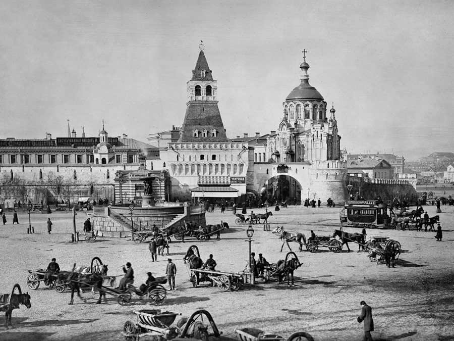  Старая Лубянская площадь и Владимирские ворота Китай-города, 1896–1900 годы. Ворота разобраны в 1934 году 