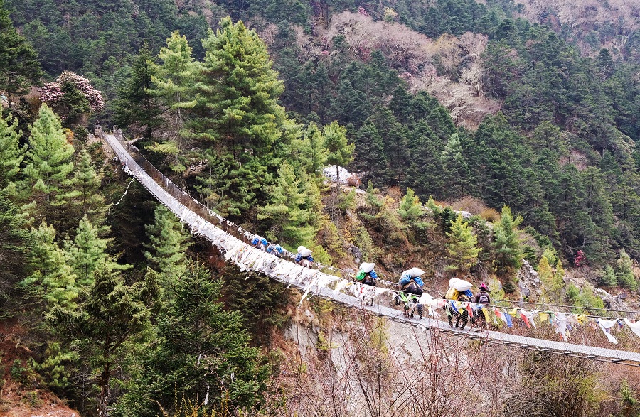 Подвесной мост на пути в базовый лагерь Эвереста. Фото из личного архива 