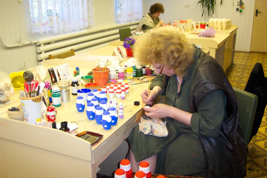  Процесс росписи матрёшек в мастерской в Сергиевом Посаде. Фото: wikimedia/BohunkaNika 