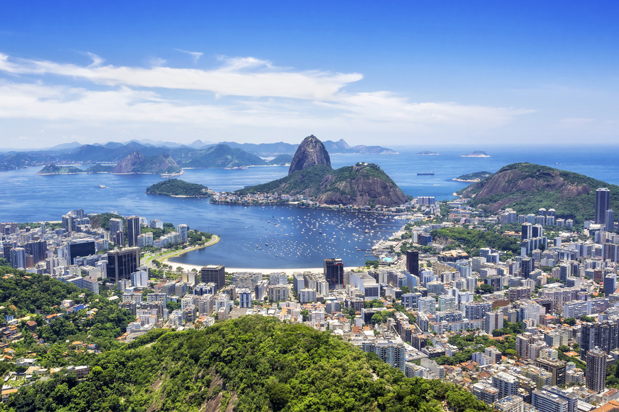  Рио-де-Жанейро расположен на берегу залива Гуанабара. Главная природная достопримечательность города — вершина Сахарная Голова, на которую можно попасть по канатной дороге