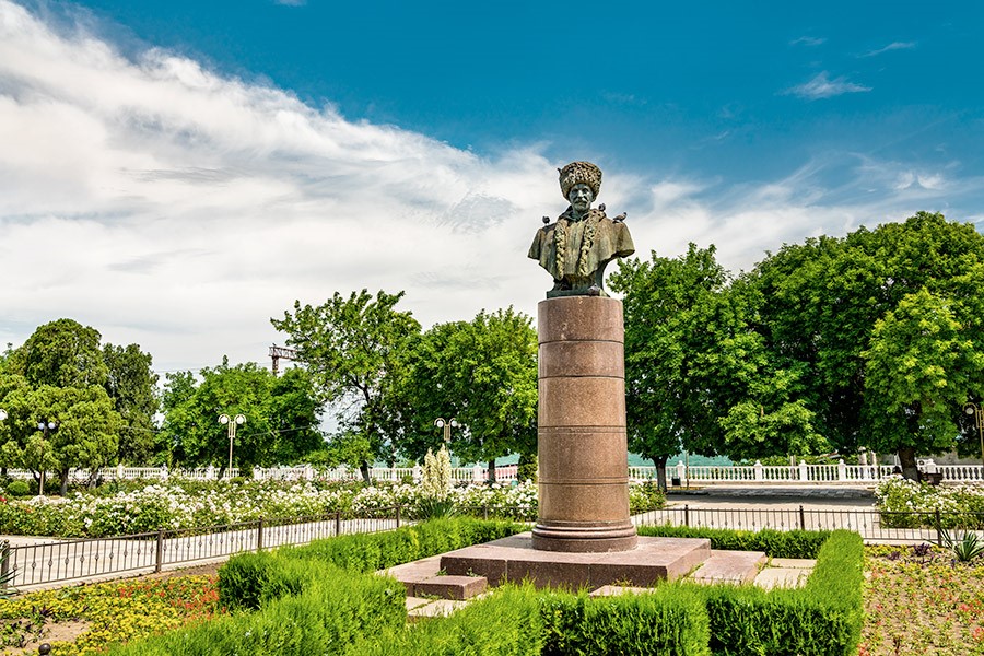  Памятник поэту Сулейману Стальскому, Махачкала 