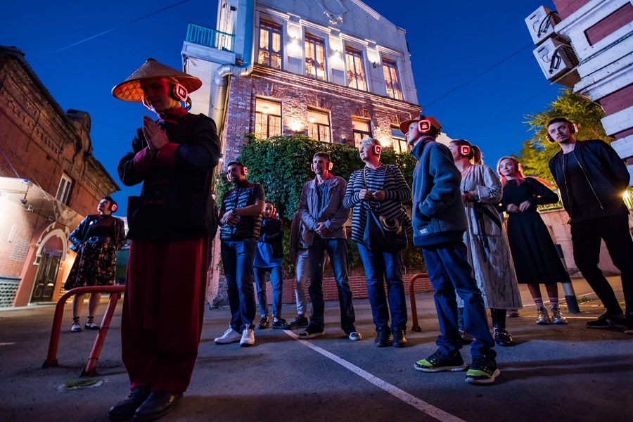  Участники иммерсивной экскурсии по Миллионке. Фото: страница проекта «Голос внутри» во ВКонтакте 