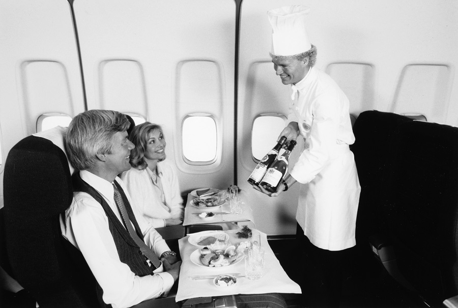 Обслуживание пассажиров первого класса в самолёте Boeing 747 авиакомпании SAS, 1970-е. Фото: Scandinavian Airlines 