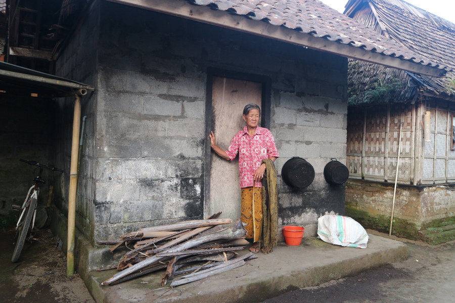 Жительница традиционной деревни Пенглипуран в центральной части Бали. За небольшую плату туристы тут могут зайти в дома местных, увидеть интерьер и быт. А потом купить сувениры — ими торгуют почти в каждом доме. Фото: wikimedia/Nadiralys