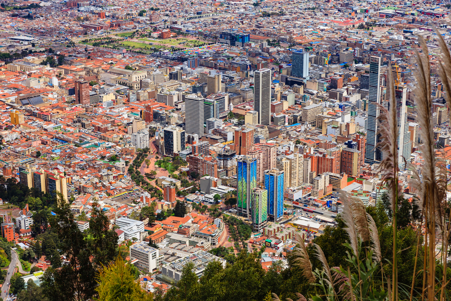  Вид на Боготу с горы Монсеррат. Слева — исторический район Ла-Канделария, справа — современный центр. Фото: istockphoto/ChandraDhas