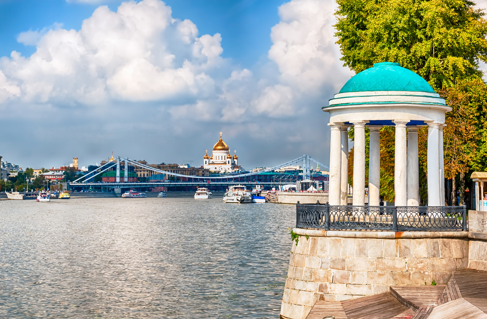 Прогулка по реке от парка горького. Москва река парк Горького. Парк Горького Москва памятники. Красивые места в Москве для прогулок. Парк Горького сцена.