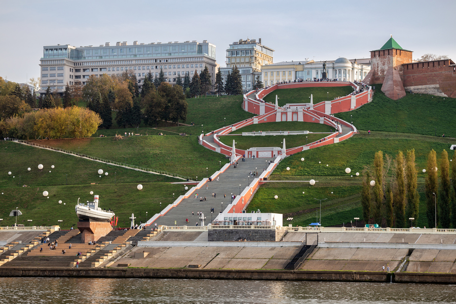  Нижегородский кремль и Чкаловская лестница, одна из самых длинных в России, расположены на Дятловых горах. Фото istockphoto/Natalia Naberezhnaia 