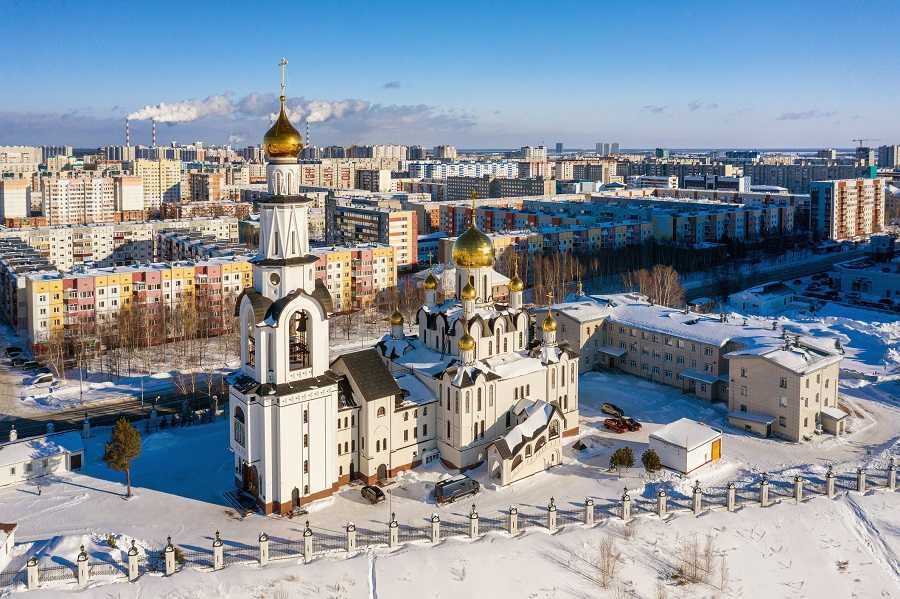 Сургутский Биг-Бен — башня на улице Островского, часть учебного корпуса Школы английского языка