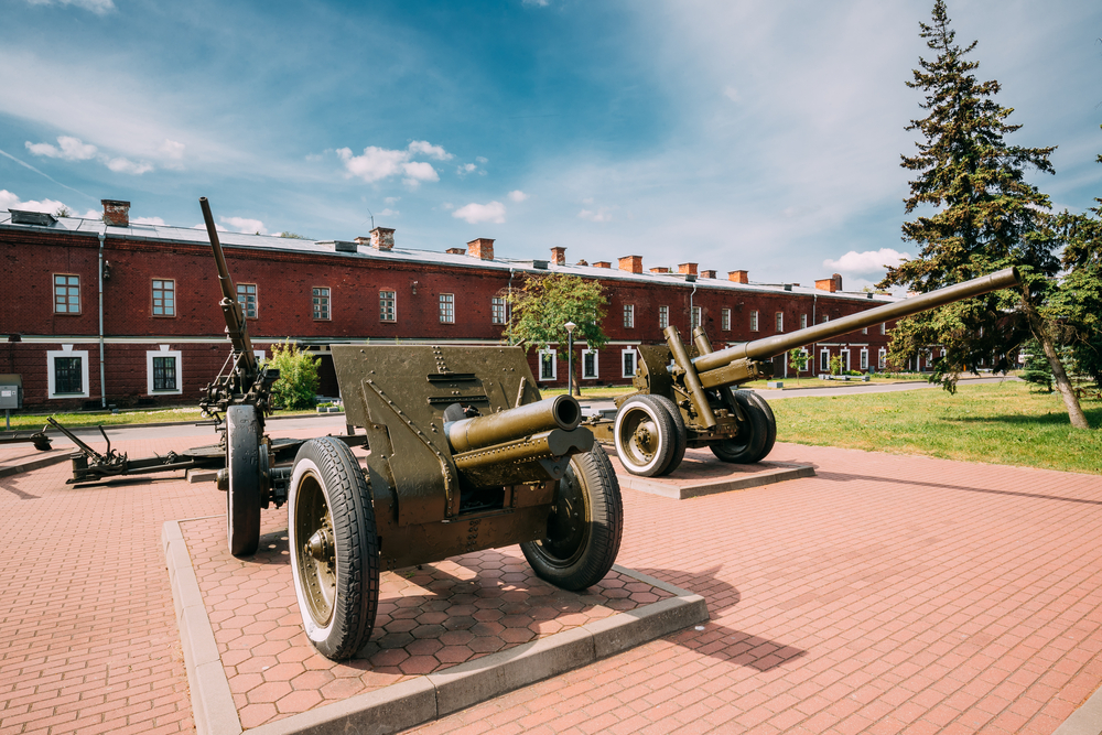 Старые пушки в мемориальном комплексе