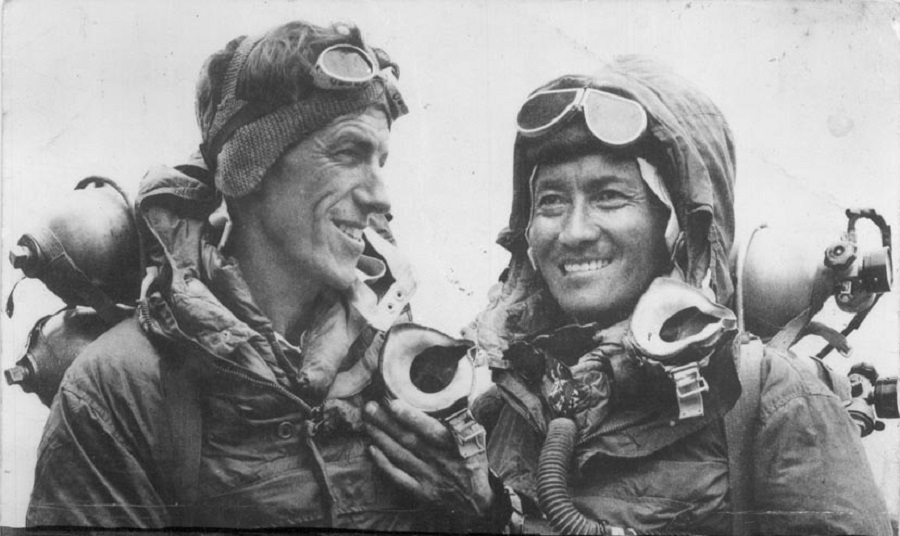  Покорители Эвереста Эдмунд Хиллари и Тенцинг Норгей, 1953 год.  Фото: Jamling Tenzing Norgay / Wikimedia