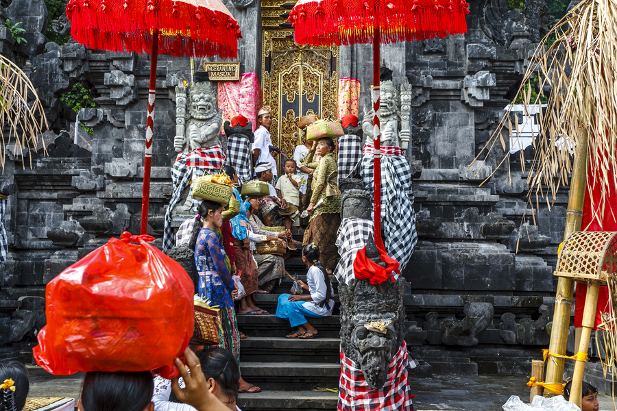 Балийцы со своими подношениями на ступенях храма Летучих мышей (Pura Goa Lawah) в Клунгкунге. Фото: istockphoto/worldwidephotoweb