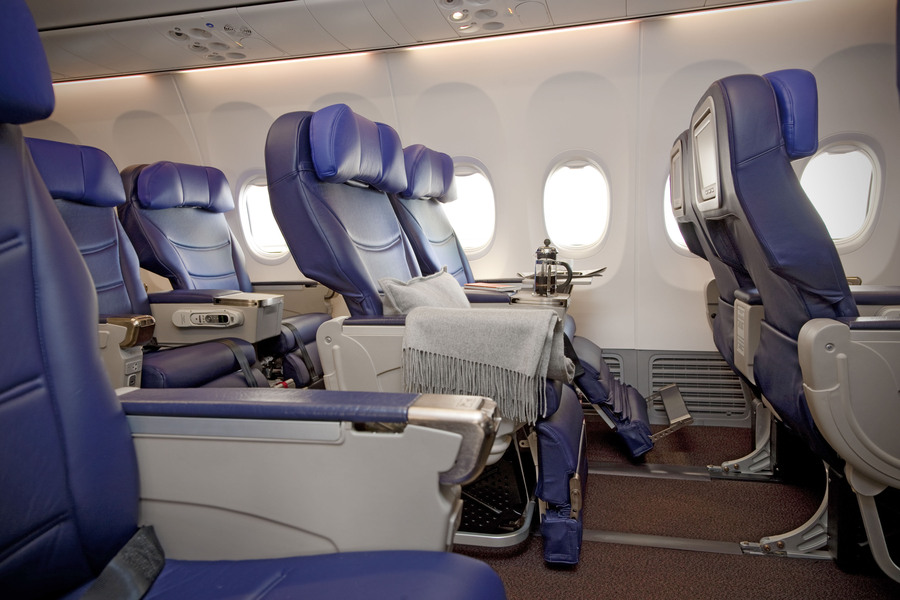  Одна из претензий к Boeing 737 со стороны пассажиров — неудачное расположение опор сидений, из-за чего в полёте неудобно ногам. Фото: Boeing 