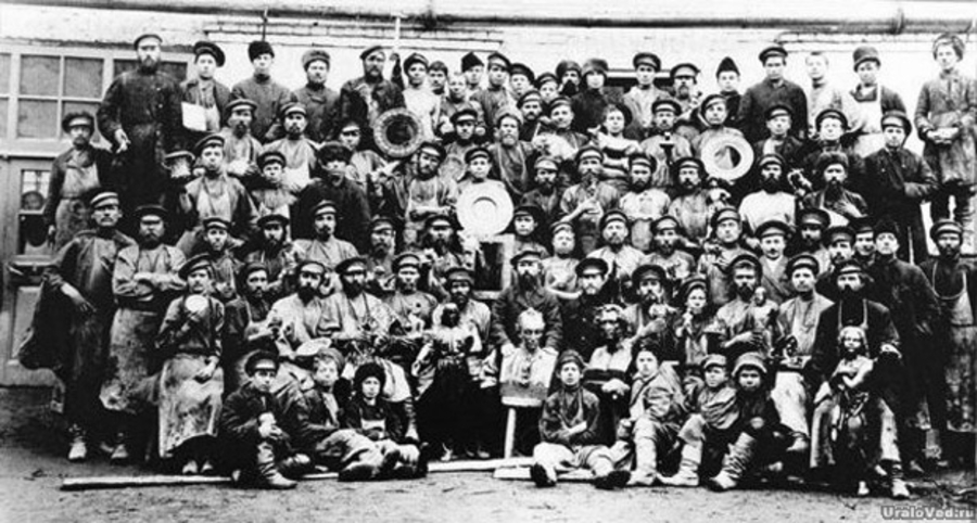  Рабочие Каслинского завода, которые участвовали в изготовлении чугунного павильона для Экспо-1900, 1900 год. Фото wikimedia