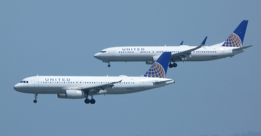  Airbus A320 и Boeing 737-800 американской авиакомпании United Airlines идут на посадку в Сан-Франциско. Фото: wikimedia/Bill Larkins