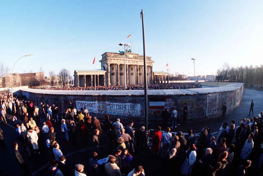  Бранденбургские ворота, 1 декабря 1989 года. Проход через них на западную сторону будет открыт только 22 декабря 1989 года. Фото wikimedia/SSGT F. Lee Corkran 
