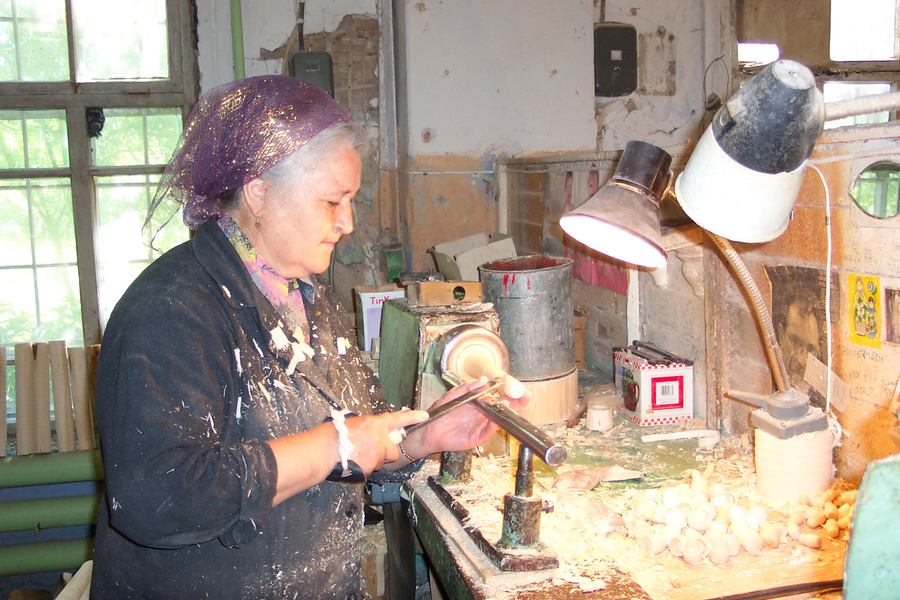  Процесс изготовления матрёшки. Так вытачивают болванку в мастерской в Сергиевом Посаде. Фото: wikimedia/BohunkaNika 