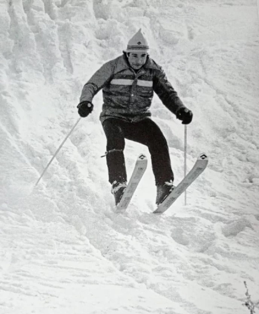  Один из первых советских фристайлистов Сергей Егоров показывает возможности советских лыж ВИЛС. Фото: из архива Музея друзей