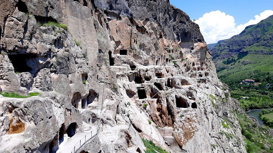 Пещерный монастырский комплекс Вардзиа в окрестностях Боржоми. Фото: wikimedia/Kakhi Kuloshvili